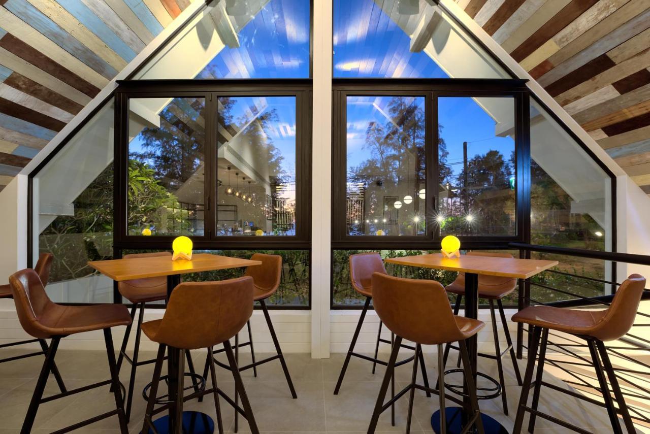 Outrigger Surin Beach Resort - Sha Extra Plus Exterior foto The Bar
