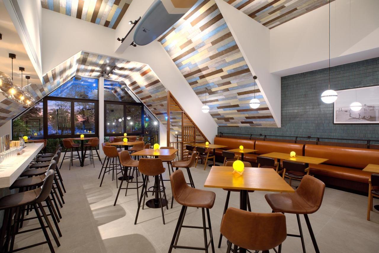 Outrigger Surin Beach Resort - Sha Extra Plus Exterior foto Interior of a Shake Shack restaurant