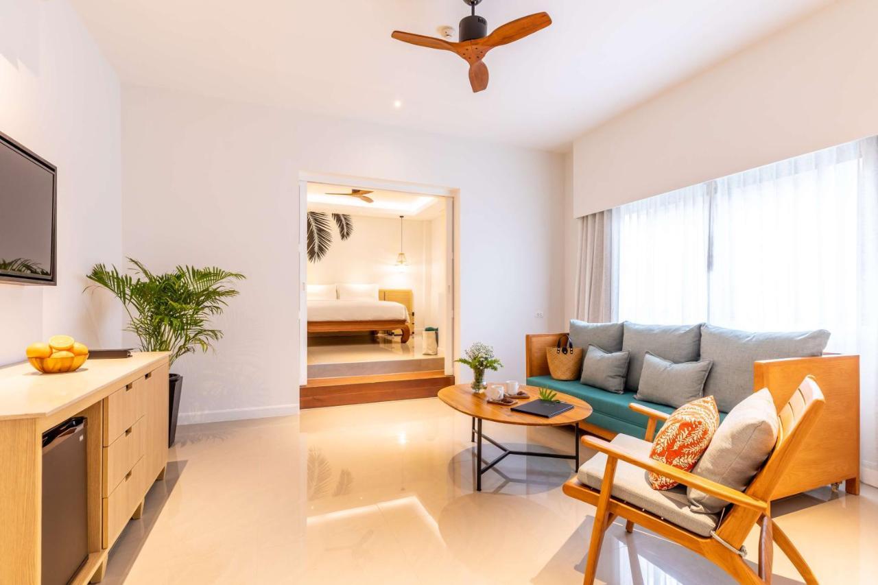 Outrigger Surin Beach Resort - Sha Extra Plus Exterior foto A living room in a serviced apartment in Singapore