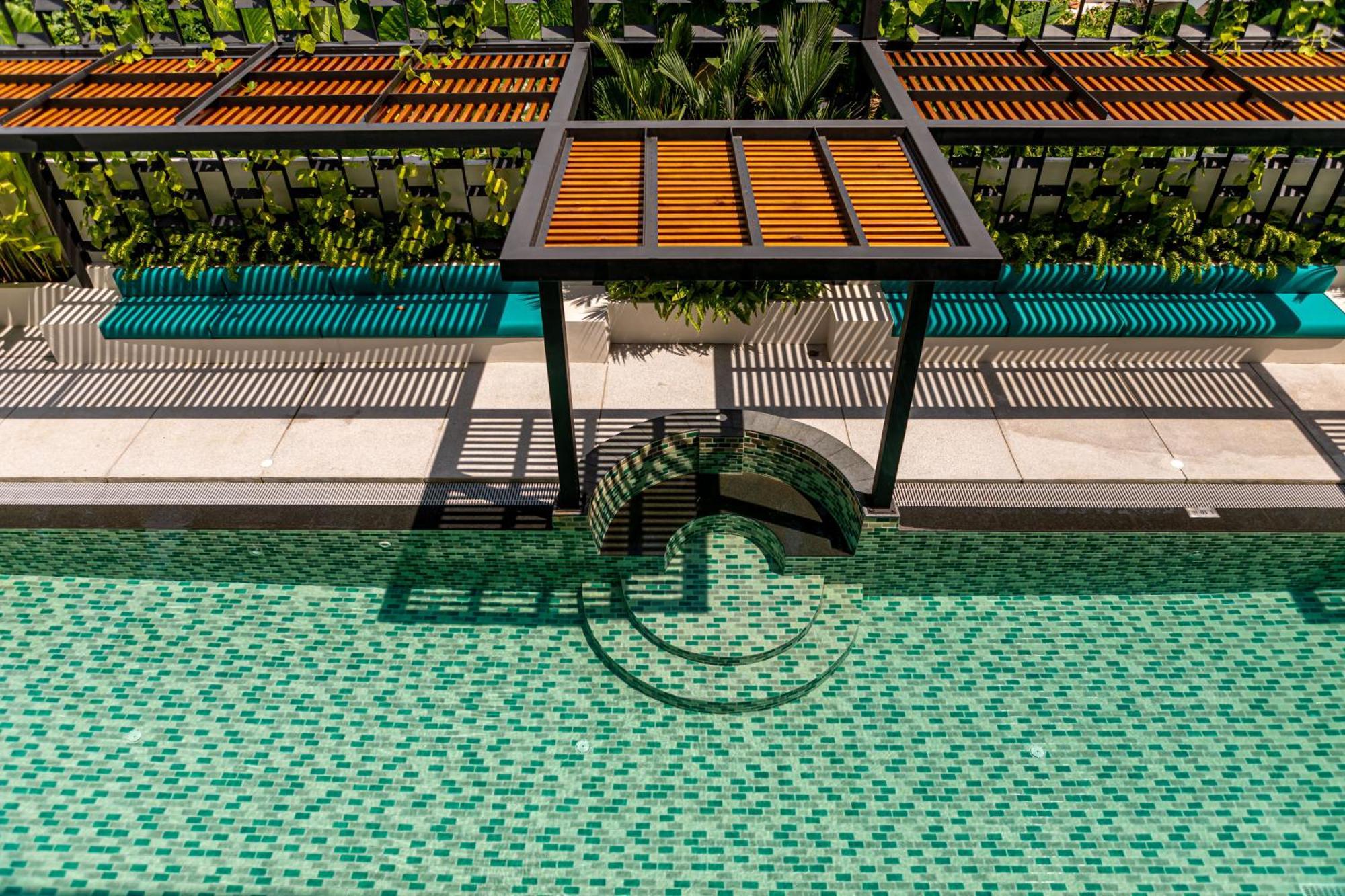 Outrigger Surin Beach Resort - Sha Extra Plus Cameră foto The swimming pool at the hotel
